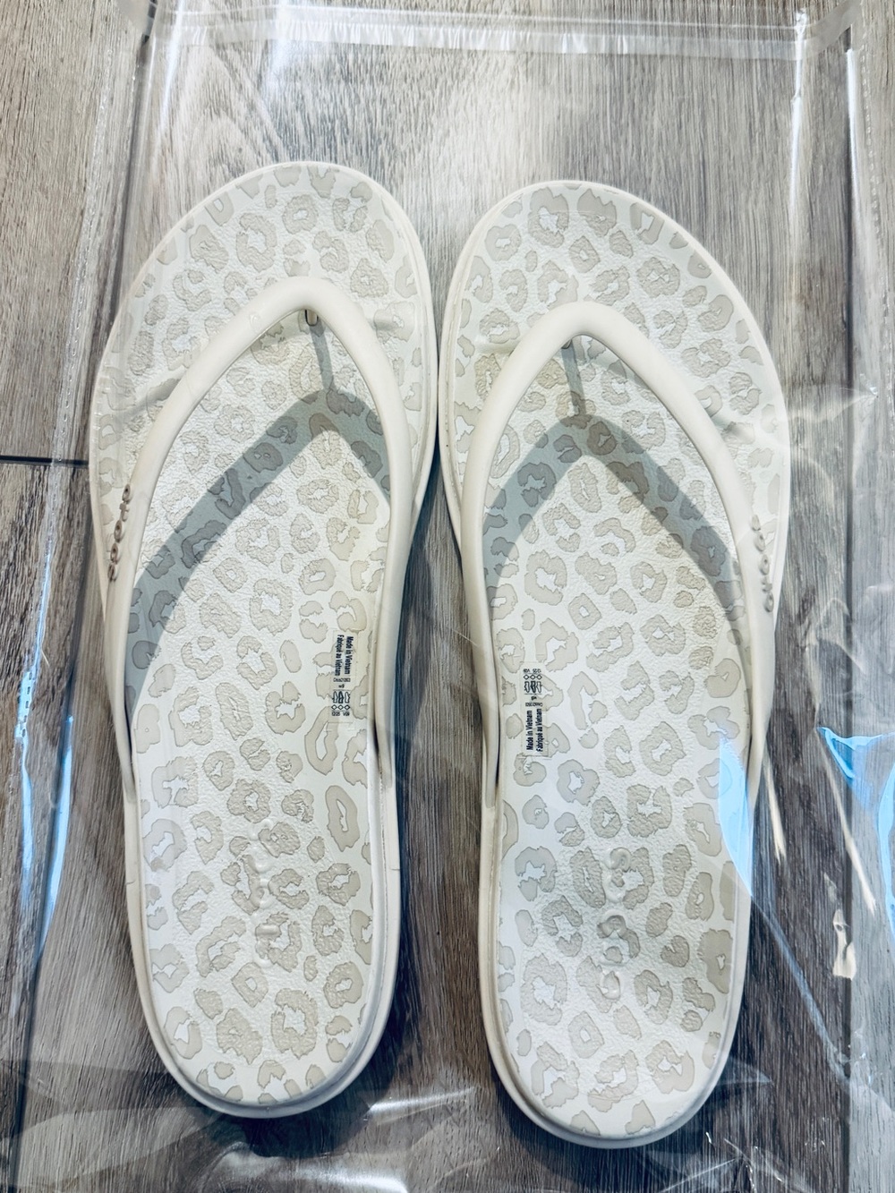 Crocs Miami Round Animal Flip Flops Women’s 9 Almond Tint Leopard Sandals